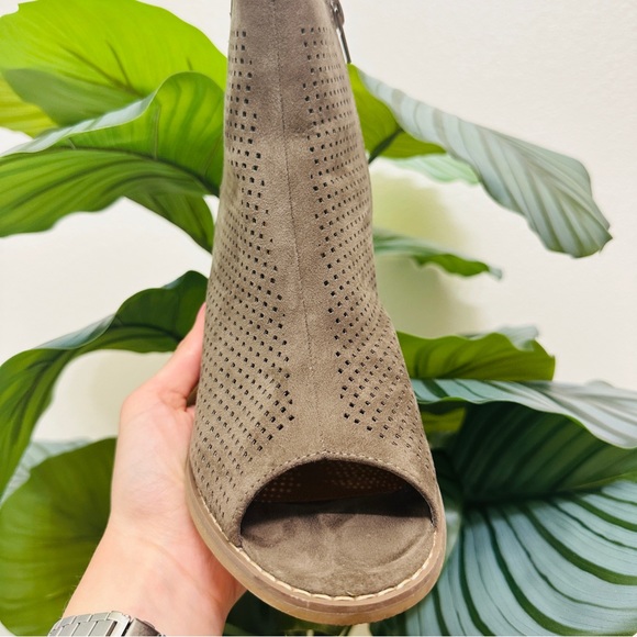 Jorē Savvy Heeled Boots - Picture 2 of 7